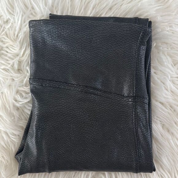 SPANX Faux Leather Black Textured Leggings Size M - Picture 9 of 9